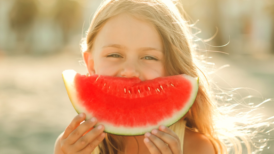 Perguntámos a duas nutricionistas o que as crianças devem comer na praia