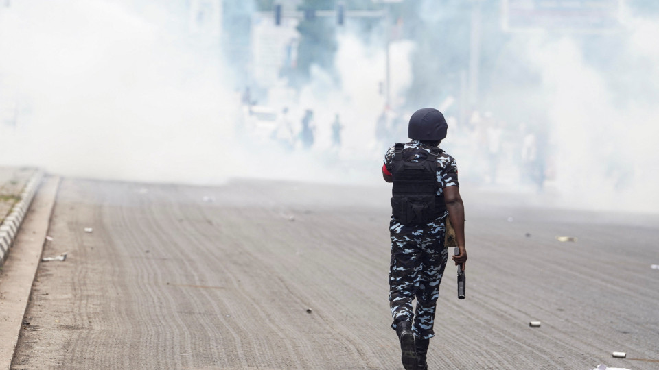 Nigéria. Polícia dispersa protestos contra Governo com gás lacrimogéneo