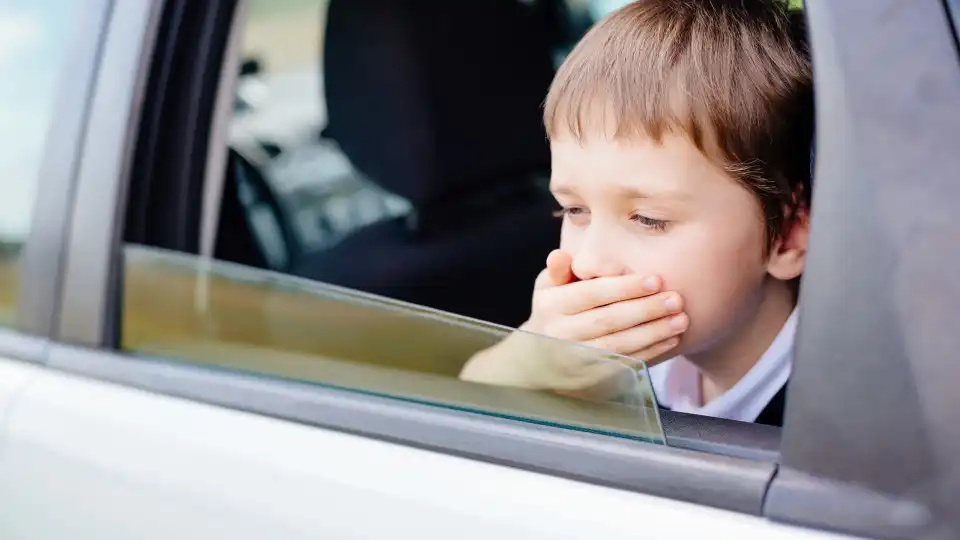 Crianças sempre enjoadas nas viagens de carro? Pediatra deixa conselhos