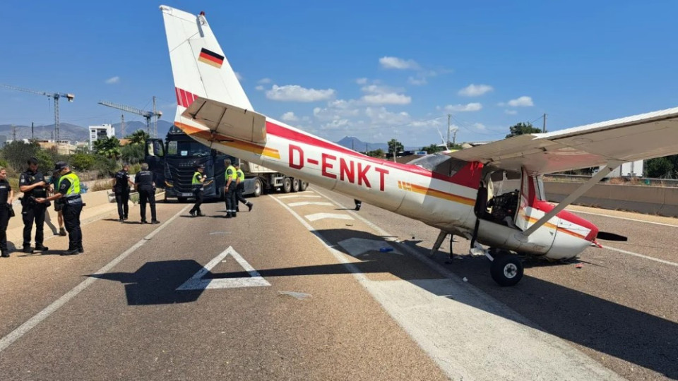 Avioneta fica sem combustível e choca com camião em autoestrada espanhola