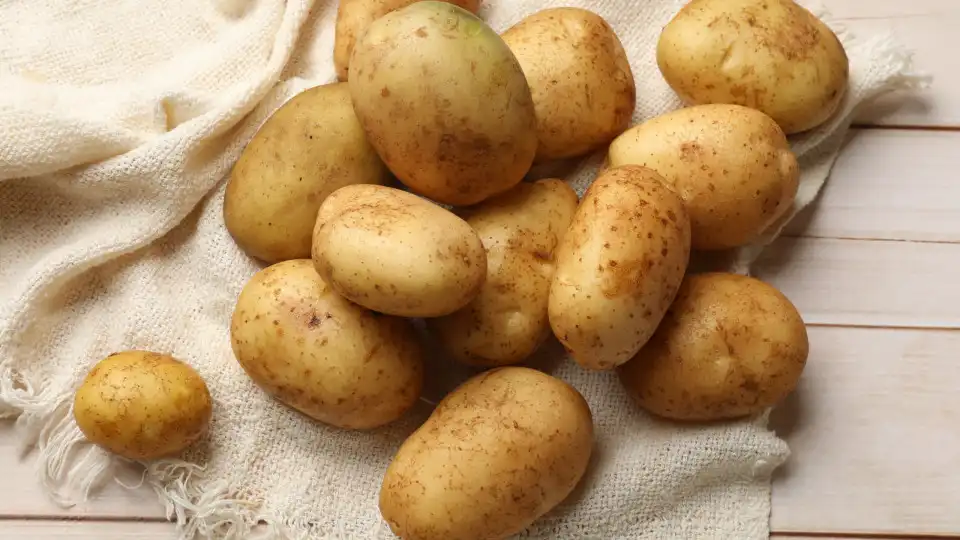 Guarda as batatas no frigorífico? Olhe que não é boa ideia