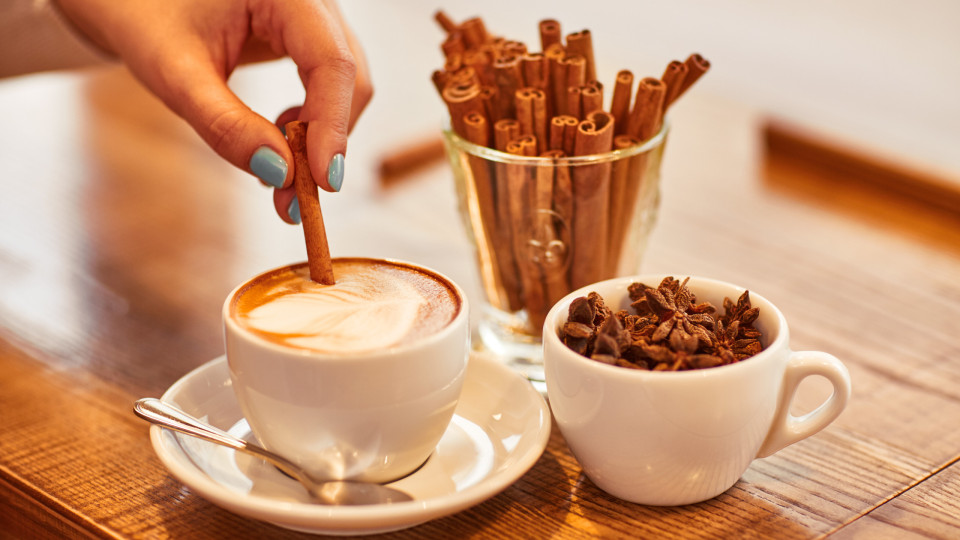 Sete conselhos de uma dietista para deixar o seu café mais saudável