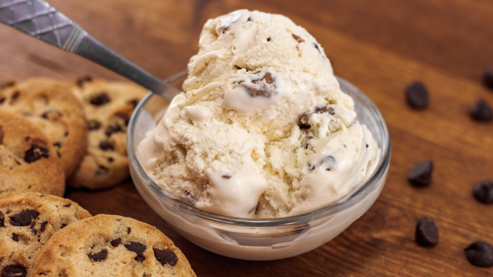 Gelado com pedaços de bolacha. O verão chama por esta sobremesa