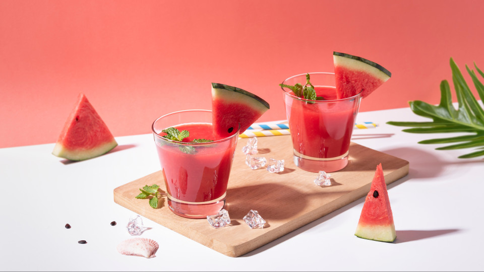 Relaxe com um copo deste refresco de melancia na mão