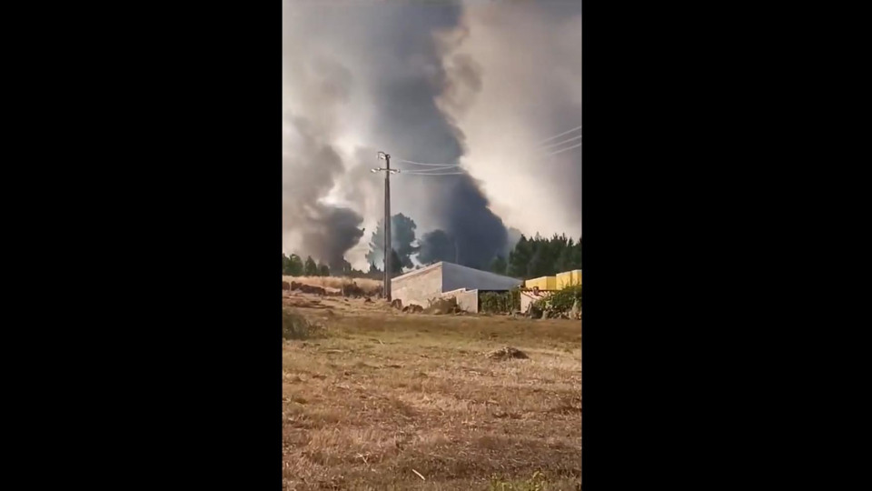 Mais de uma centena de bombeiros combatem fogo em Chaves