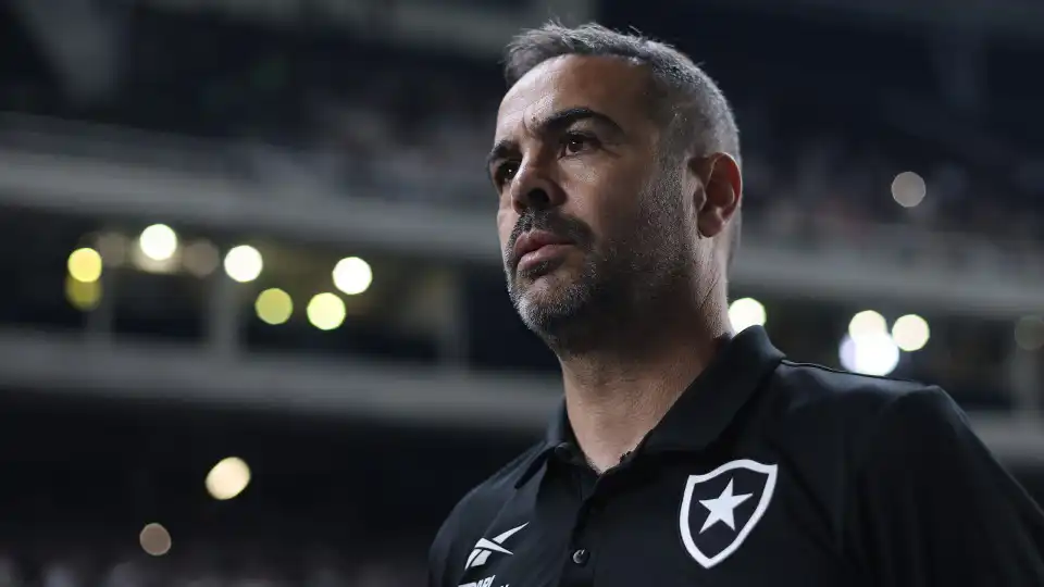 Artur Jorge goleia e Botafogo isola-se na liderança do Brasileirão