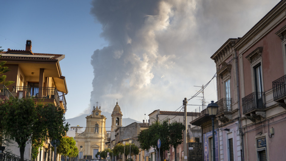 Vulcão Etna novamente em erupção. Há uma densa nuvem de fumo e cinzas