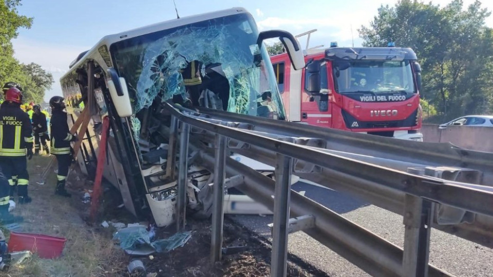 Um morto e 15 feridos em acidente de autocarro de turismo em Itália