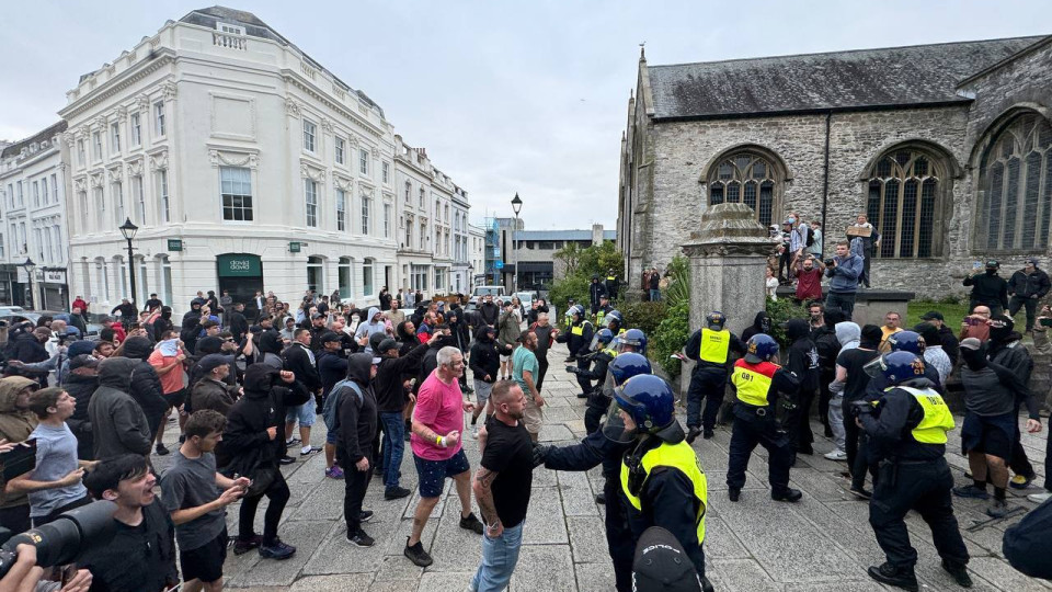 Protestos violentos no Reino Unido atingem Plymouth