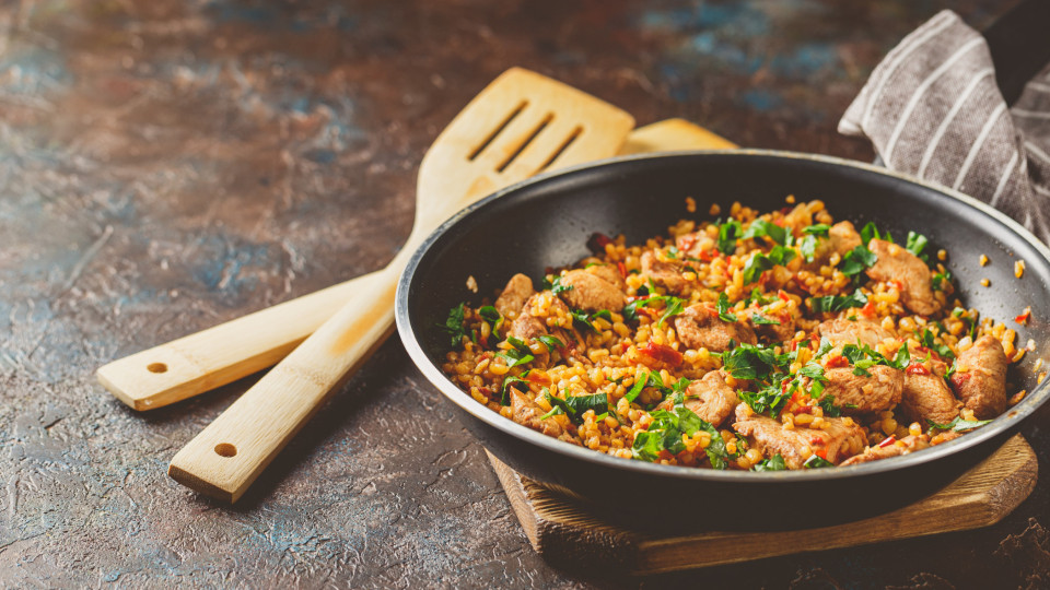 Troque o arroz por quinoa, frite e junte frango. Aqui tem o seu jantar