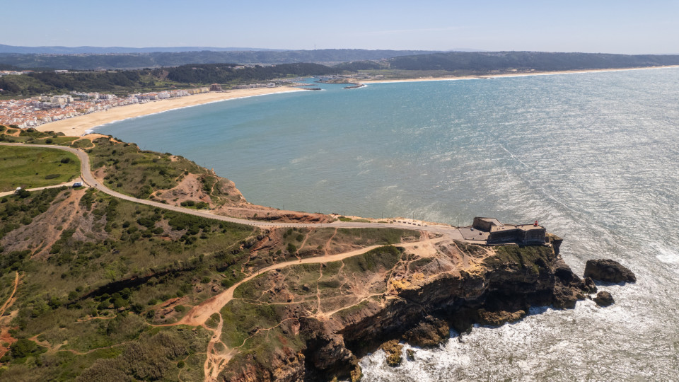 "Quase ninguém conhece". Espanhóis descobrem "praias de sonho" da Nazaré