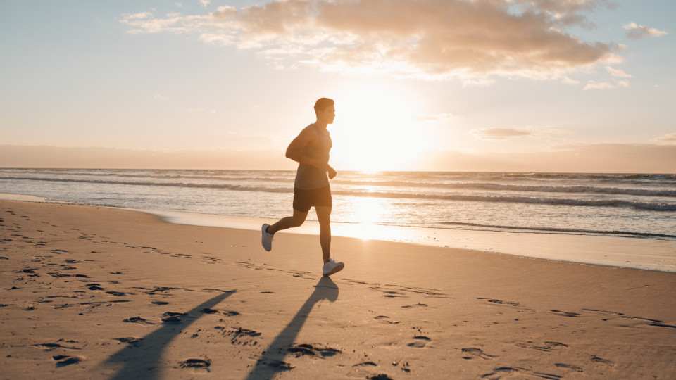 Cinco exercícios simples para treinar na praia (sem desculpas!)