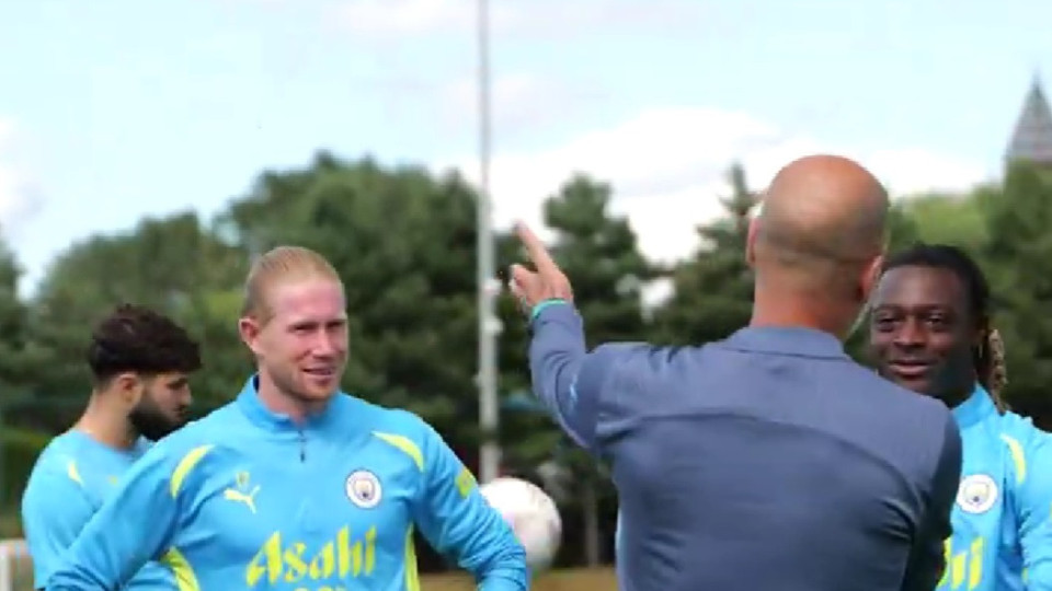 Penteado de Kevin De Bruyne surpreende Guardiola: "Tens de explicar..."