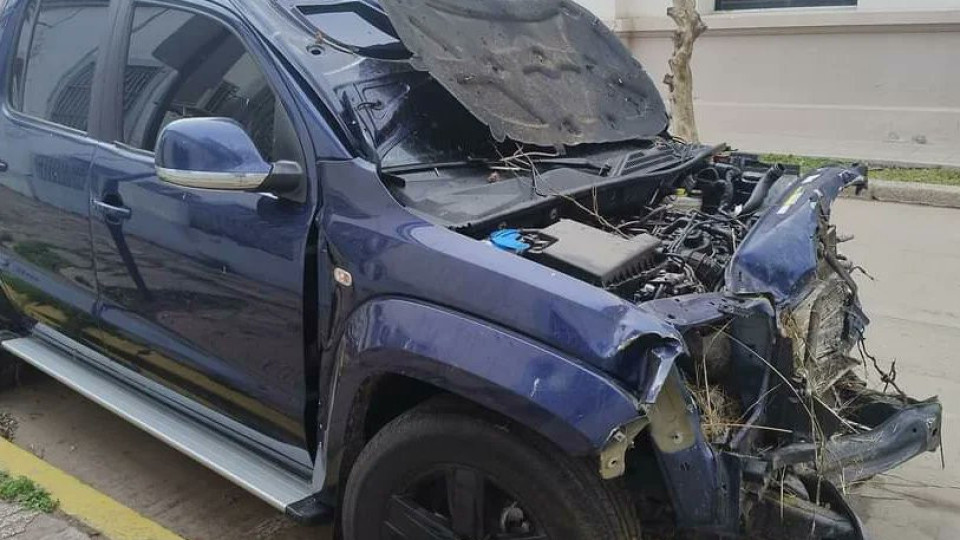 Insólito na Argentina. Carro de jogador destruído após choque com vaca