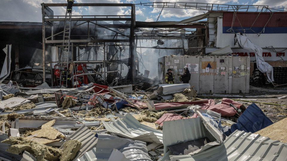 Sobe para 10 número de mortos em ataque contra supermercado na Ucrânia