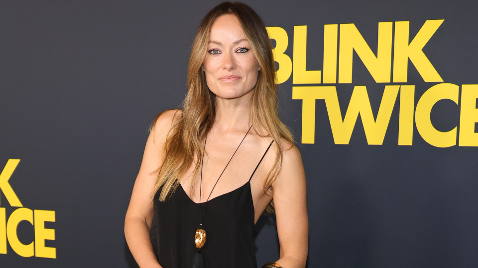 Olivia Wilde destaca-se com look escolhido para evento em Los Angeles