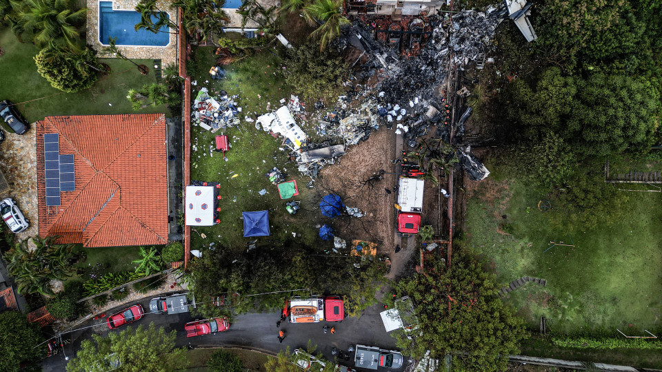 Sobe para 62 número de mortos em queda de avião no Brasil