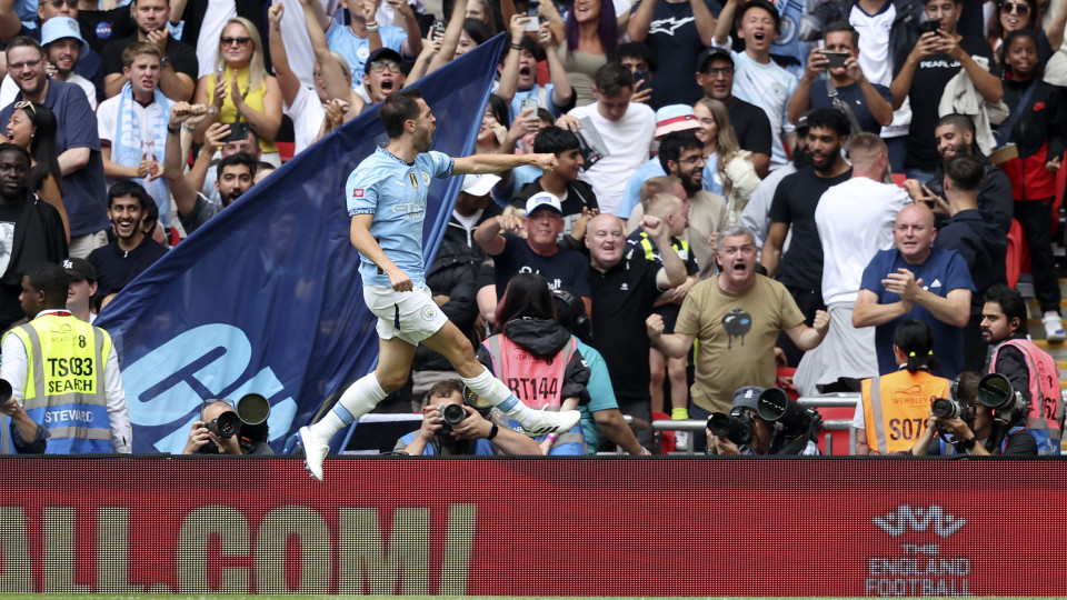 'Voo' de Bernardo Silva ajuda Man. City conquistar a Supertaça inglesa