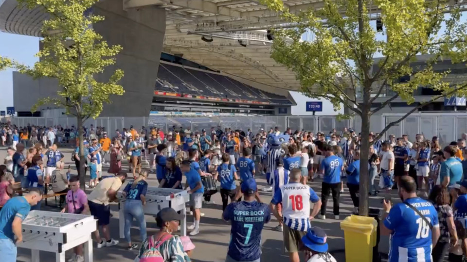 Adeptos do FC Porto reúnem-se em clima de festa no regresso a 'casa'