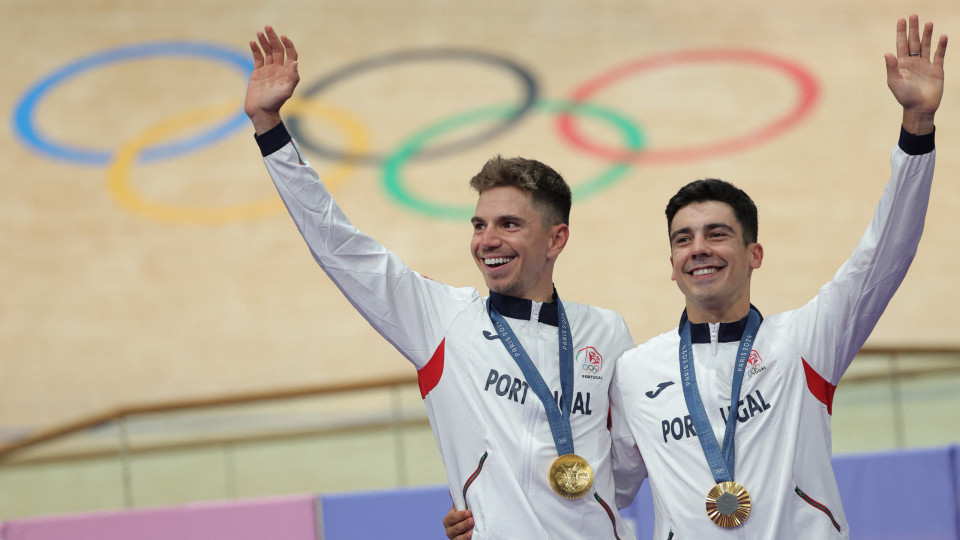 Leitão e Oliveira receberam medalha e festejaram... à Cristiano Ronaldo