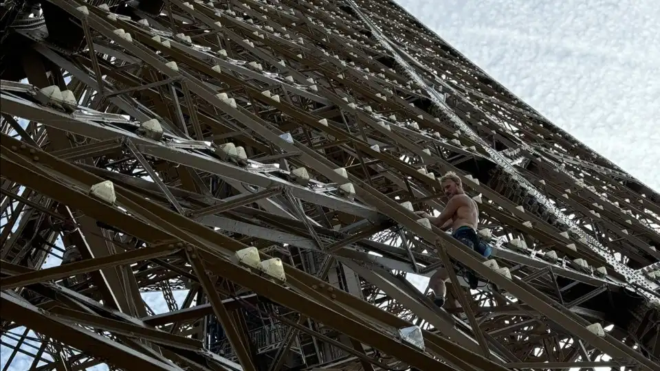 Torre Eiffel evacuada após homem em tronco nu escalar o monumento