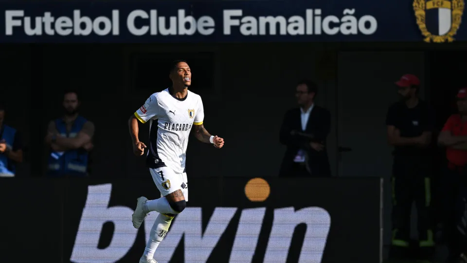 VILA NOVA DE FAMALICAO, PORTUGAL - AUGUST 11: Sorriso of FC Famalicao celebrates after scores their team first goal during the Liga Portugal Betclic match between FC Famalicao and SL Benfica at Estadio Municipal de Famalicao on August 11, 2024 in Vila Nov