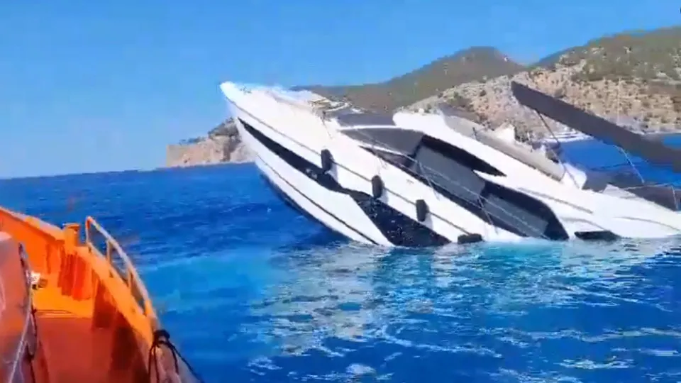 Cinco pessoas resgatadas de iate a naufragar em Maiorca. Há imagens