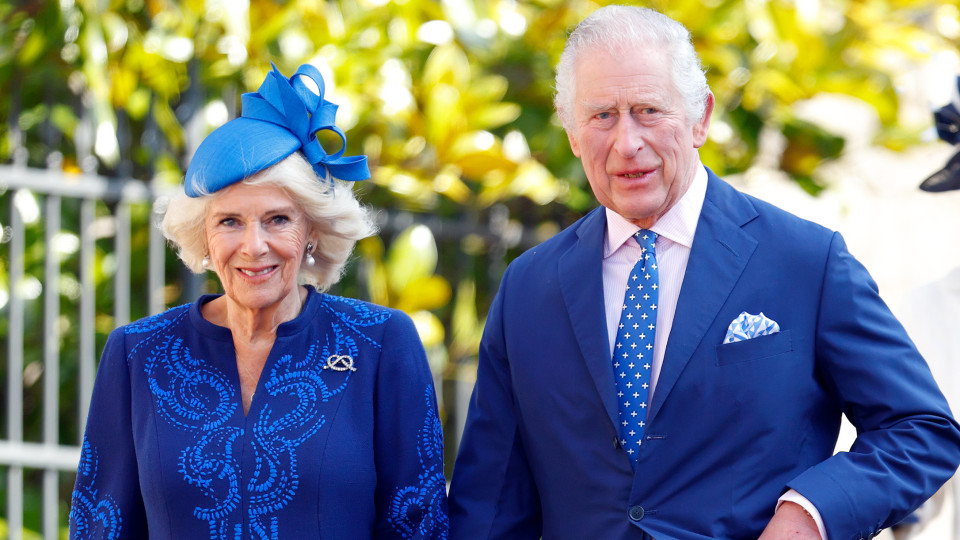 Carlos III e Camilla vão a missa durante férias na Escócia. As imagens