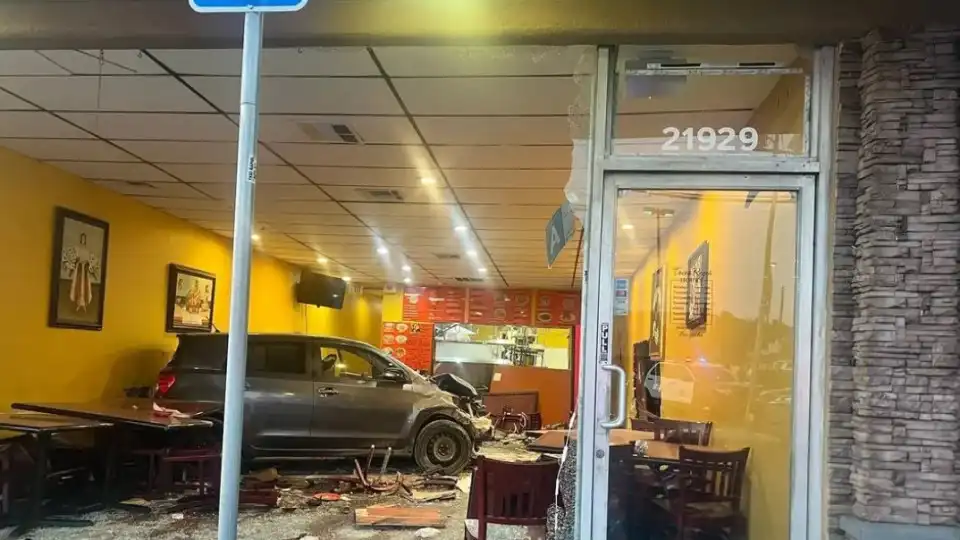 Conduz carro contra restaurante onde tinha trabalhado e destrói interior