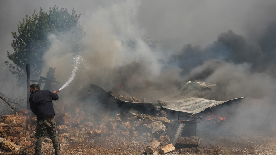 Um morto em incêndios que lavram em Atenas