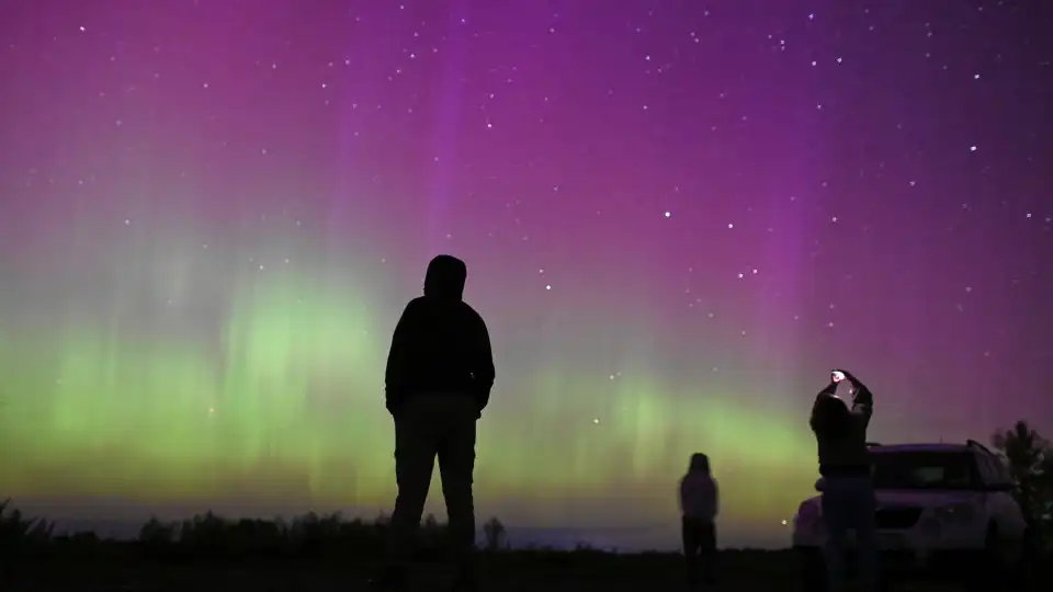 Tempestades solares vão manter auroras boreais em locais menos habituais