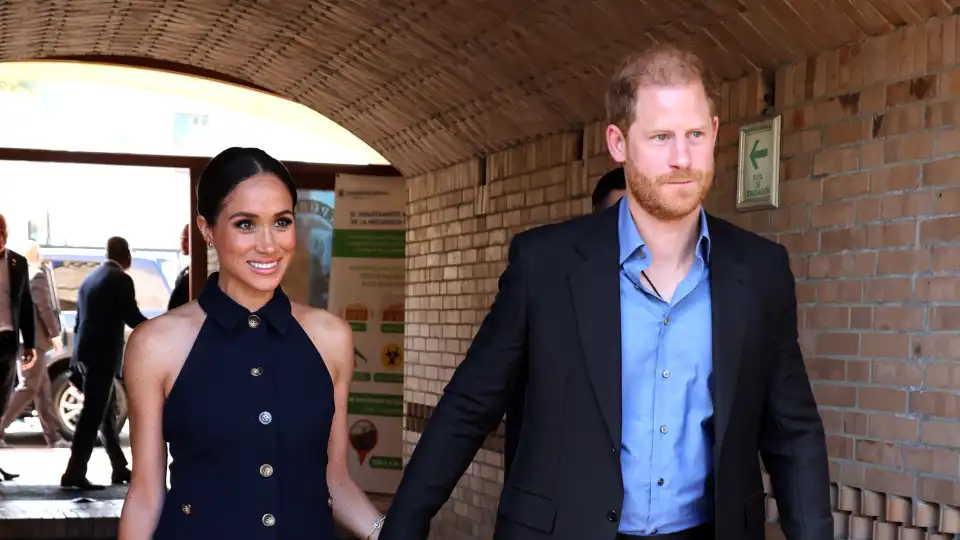 Harry e Meghan Markle mudam de estratégia e 'trocam voltas' a críticos