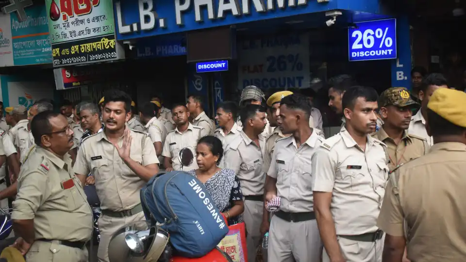 Profissionais de saúde indianos intensificam protestos após violação