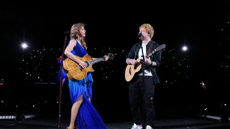 Taylor Swift volta a palco em Londres após ameaça e canta com Ed Sheeran 