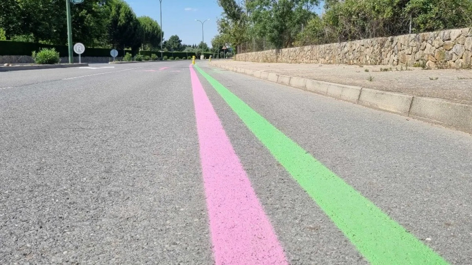 Utilizam-se em Espanha. Linhas rosas e verdes na estrada têm uma função