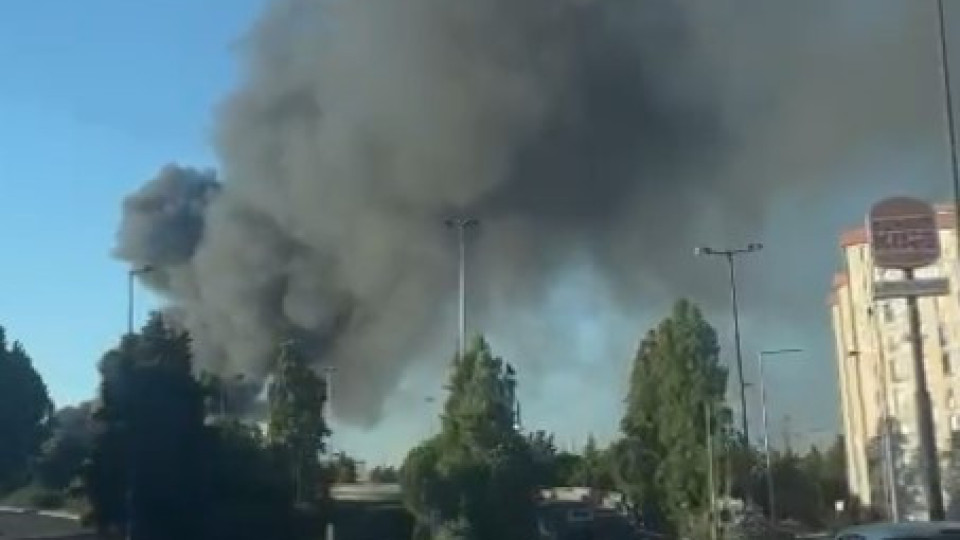 Fogo junto a aeroporto pode ter destruído "mais de uma centena" de carros