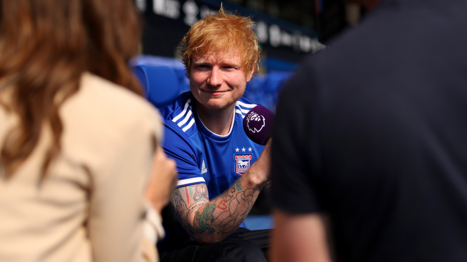 Nova profissão? Ed Sheeran vende tartes a adeptos de futebol