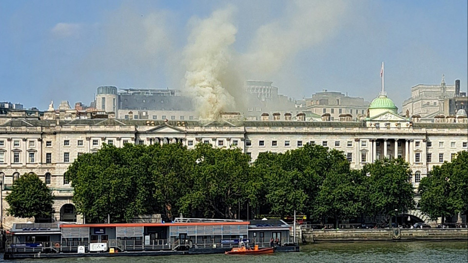 Incêndio consome centro artístico Somerset House em Londres