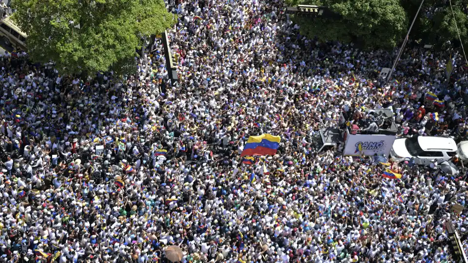 Opositores reclamam por "verdade" e Maduro mobiliza caravana motorizada