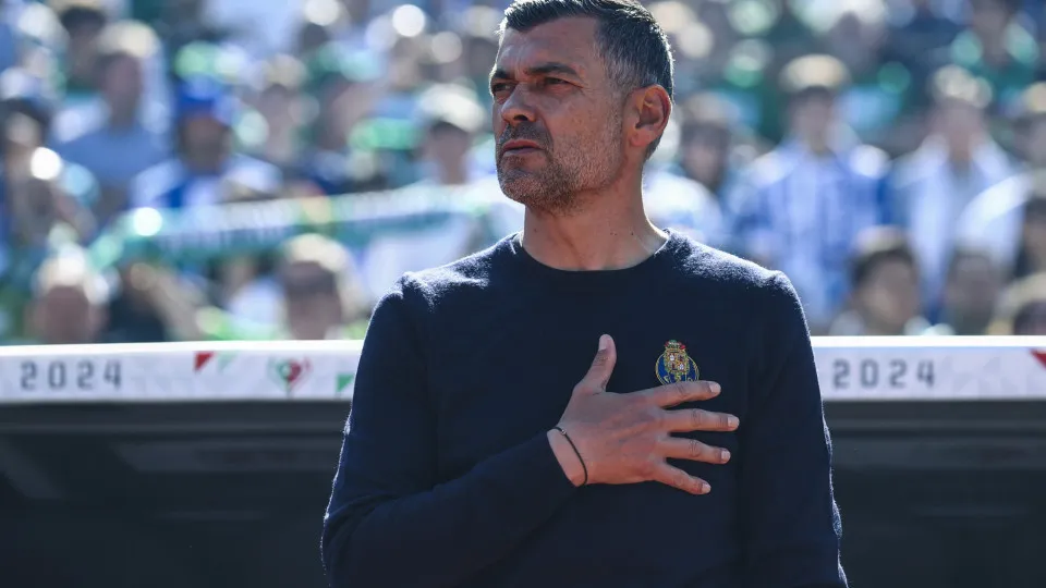 LISBON, PORTUGAL - MAY 26: Sergio Conceicao of FC Porto during the match between Sporting CP and FC Porto for the Portuguese Cup Final at Estadio Nacional do Jamor on May 26, 2024 in Lisbon, Portugal. (Photo by Carlos Rodrigues/Getty Images)
