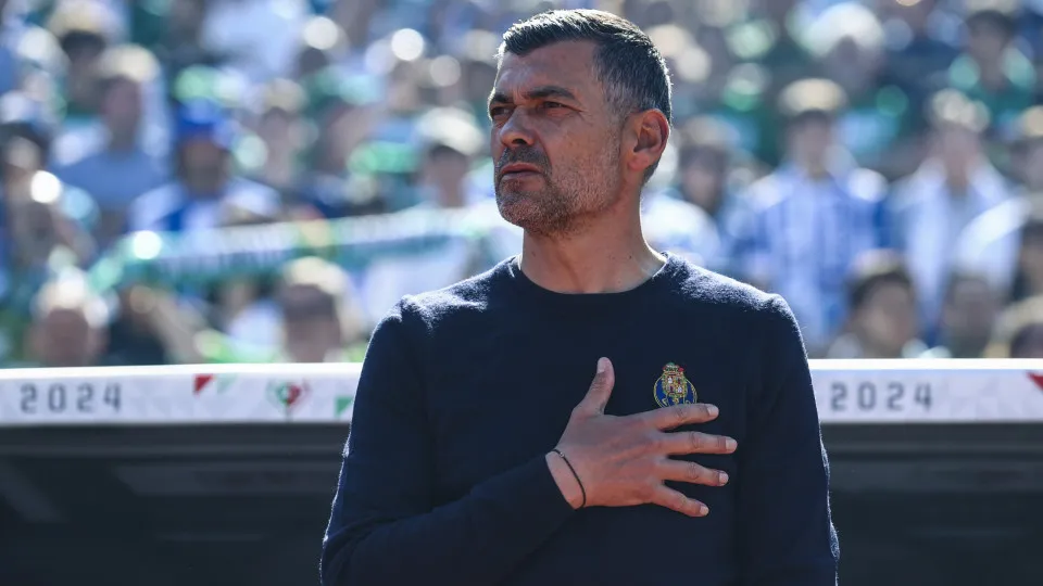LISBON, PORTUGAL - MAY 26: Sergio Conceicao of FC Porto during the match between Sporting CP and FC Porto for the Portuguese Cup Final at Estadio Nacional do Jamor on May 26, 2024 in Lisbon, Portugal. (Photo by Carlos Rodrigues/Getty Images)
