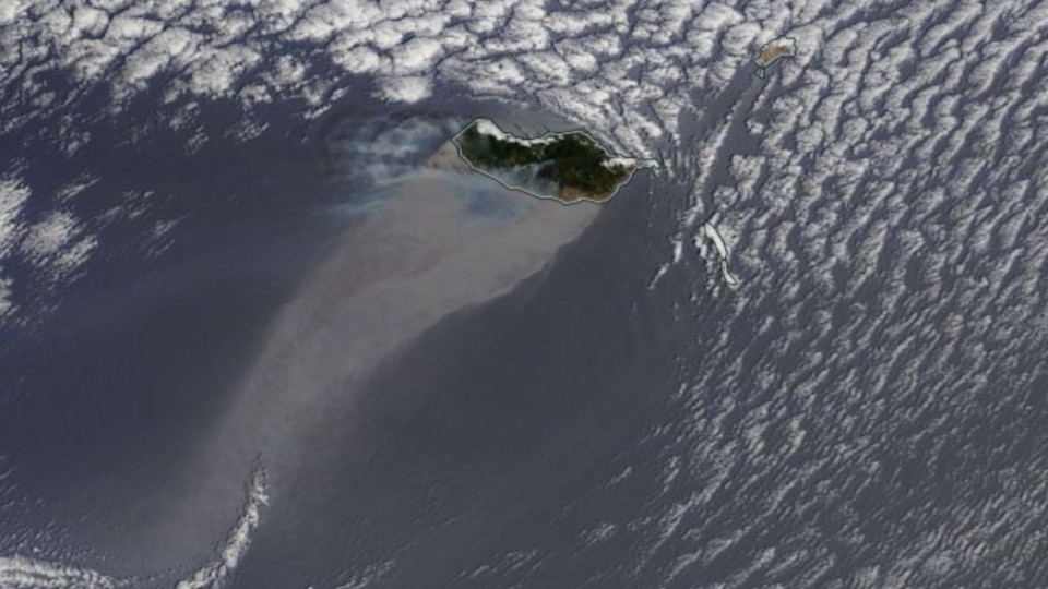 Fogo na Madeira continua. As imagens vistas do Espaço (e a nuvem de fumo)