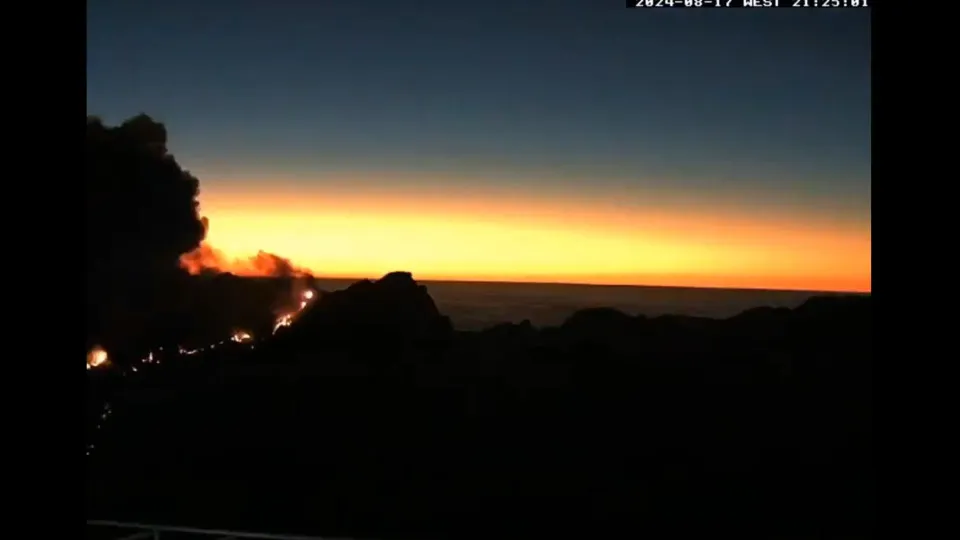 'Time-lapse' mostra intensidade das chamas a partir do Pico do Areeiro