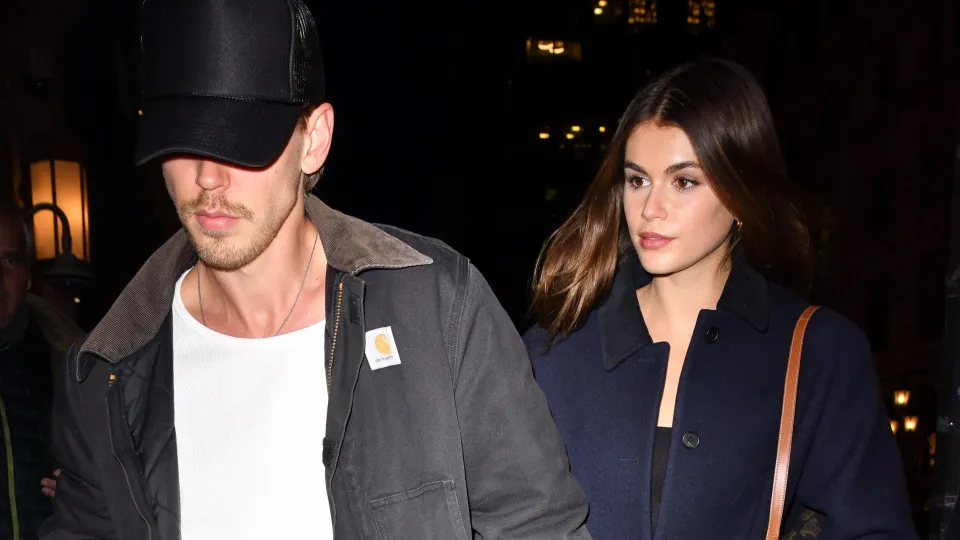 Austin Butler passeia por Nova Iorque com Kaia Gerber em dia especial 