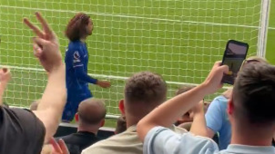 Cucurella passa por adeptos do Manchester City e o inevitável acontece