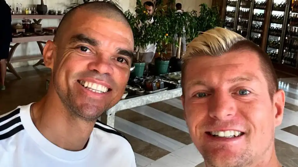 'Olha quem são eles'. Pepe e Kroos juntos após adeus ao futebol 