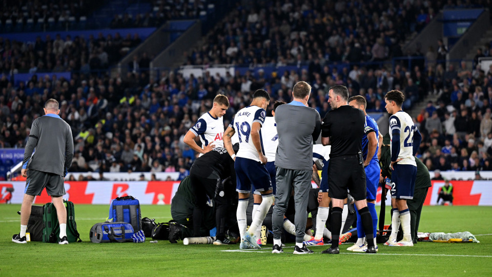 Pânico em Inglaterra. Jogador do Tottenham desmaia após choque violento