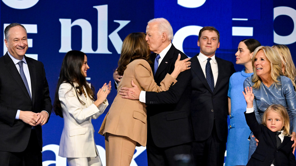 Biden passa testemunho a Harris. "A democracia prevaleceu"