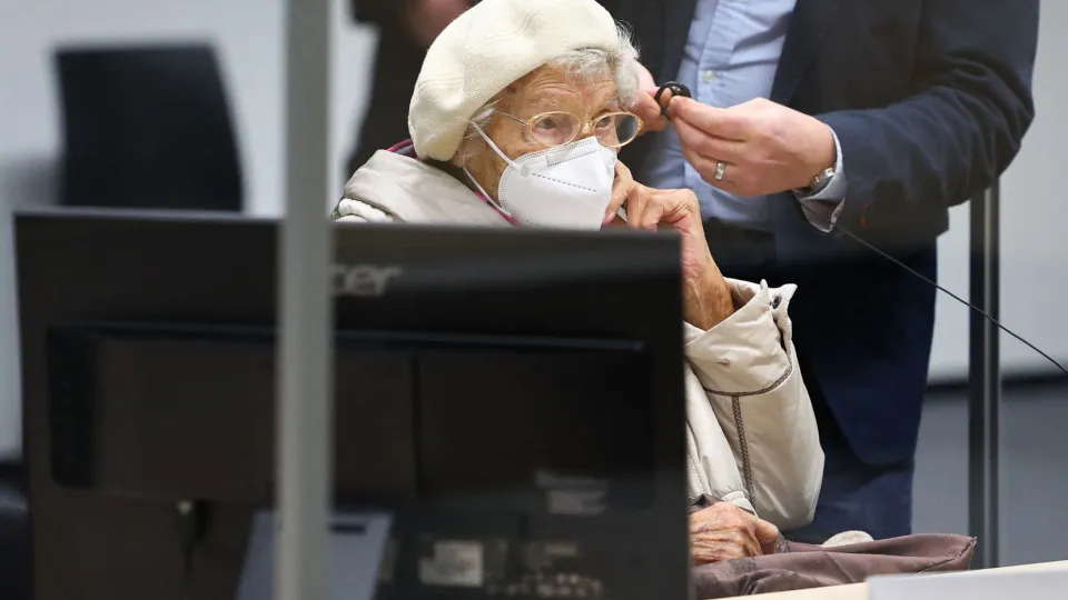 Uma das últimas condenadas por crimes na Alemanha nazi morre aos 99 anos