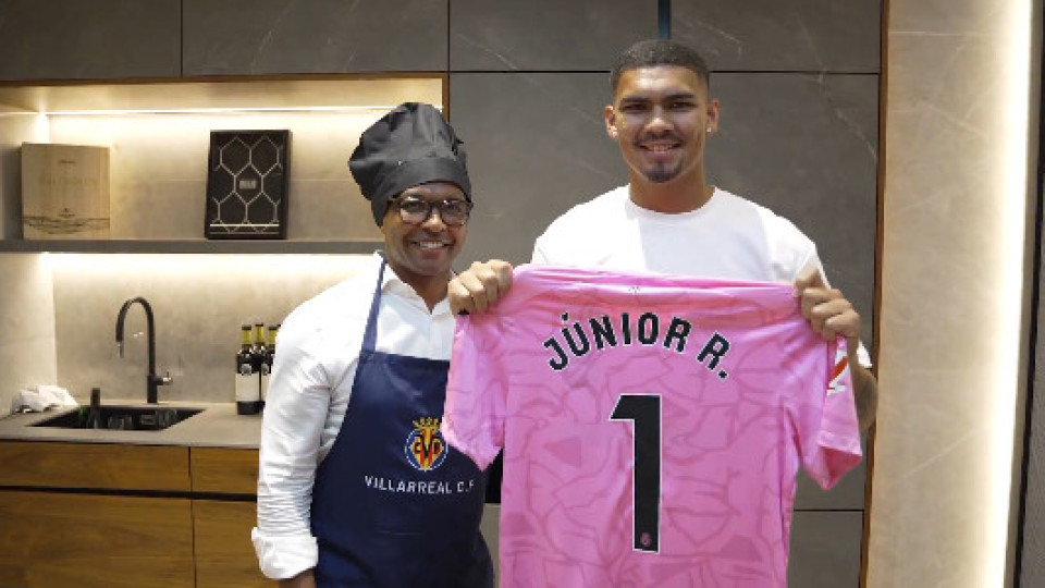 Insólito. Villarreal apresenta Luiz Júnior... na cozinha